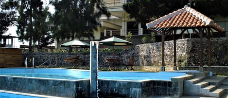 2 albercas al aire libre