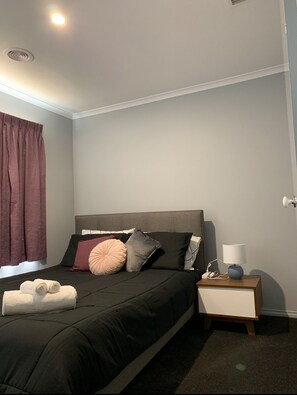 4 bedrooms, iron/ironing board, free WiFi, bed sheets