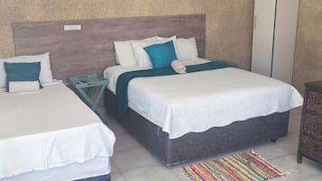 Tabla de planchar con plancha y ropa de cama