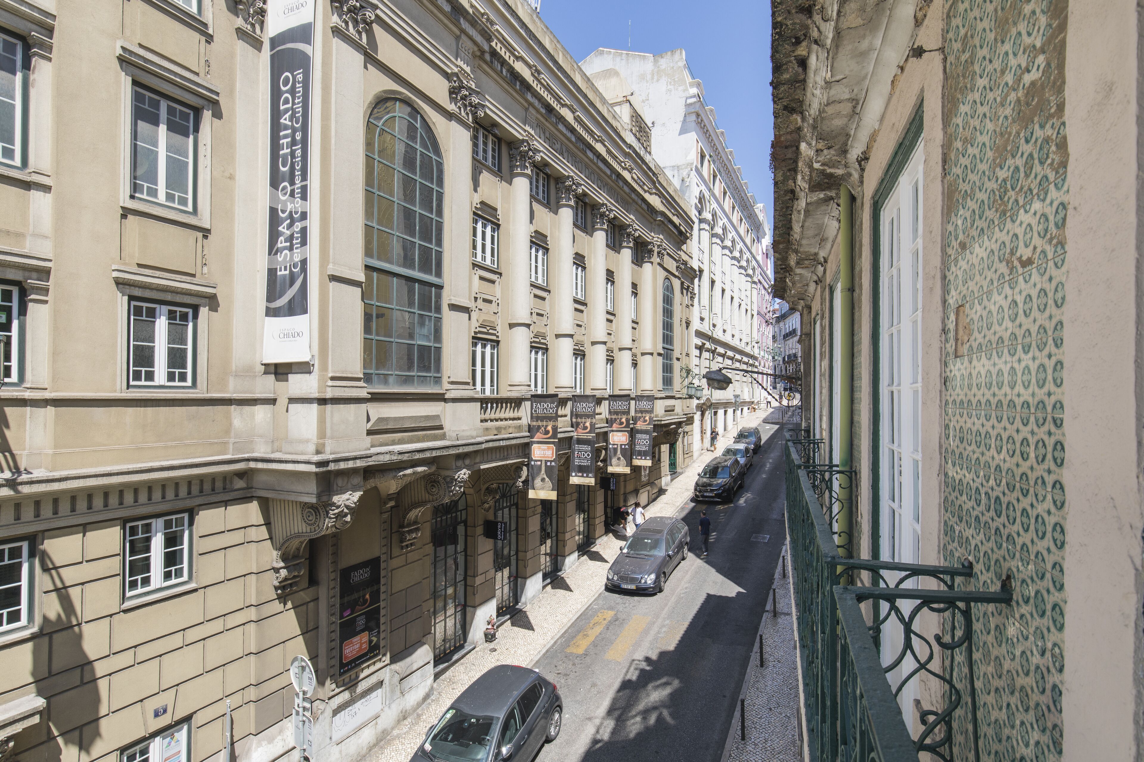 A street view of a building with multiple windows and balconies, featuring a sign that reads "ESPAÇO CHADO Centro Cultural."