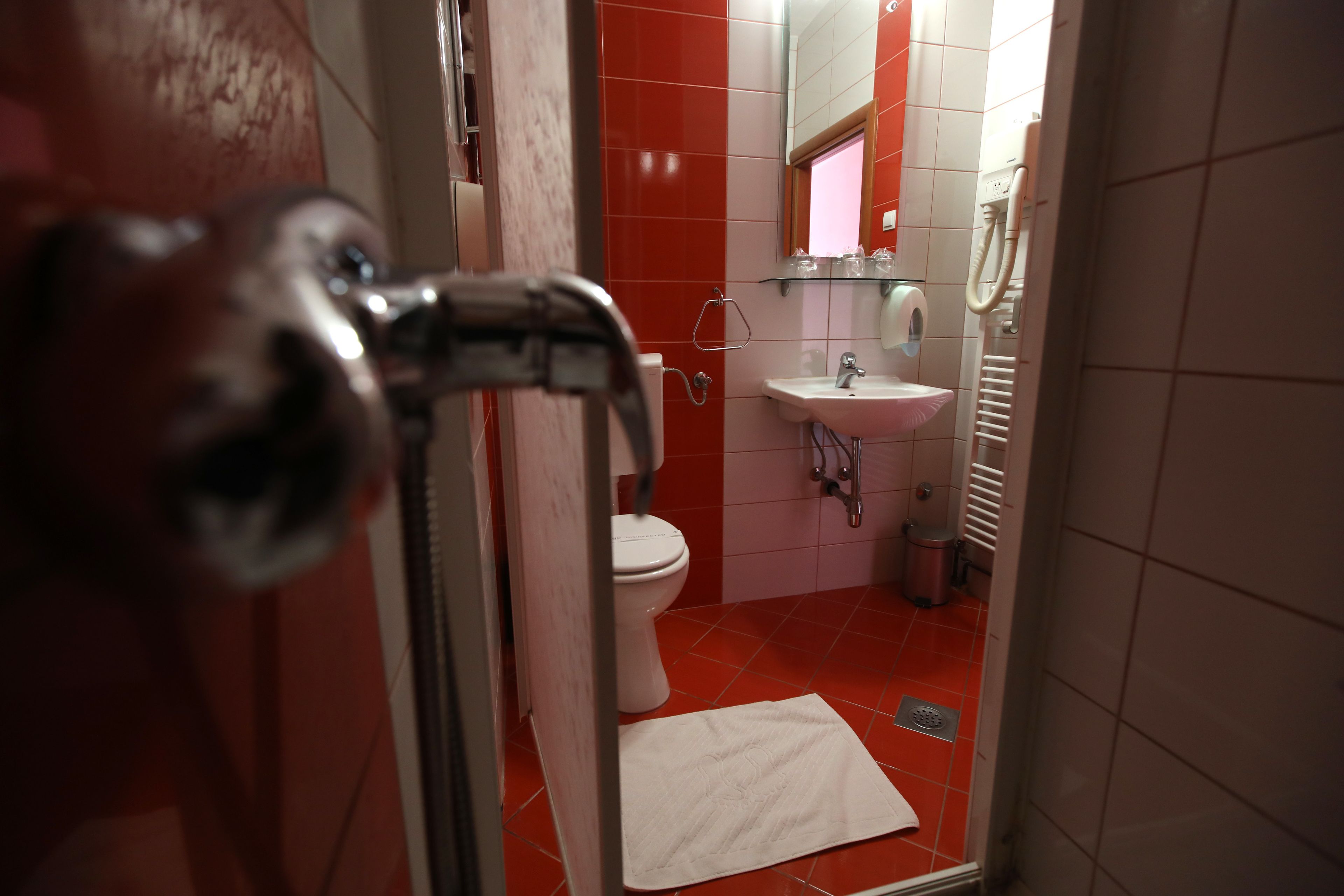 Bureau, draps fournis, accès pour personnes à mobilité réduite