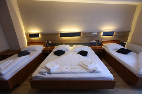 Escritorio, ropa de cama y acceso para silla de ruedas