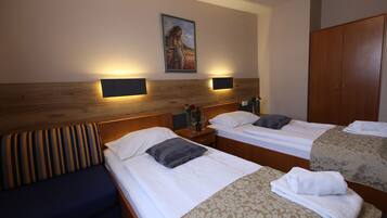 Standard Twin Room | Desk, bed sheets, wheelchair access