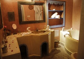 Bathroom - Ocre Shems Suite - Riad of charm in Marrakech (Marrakech)