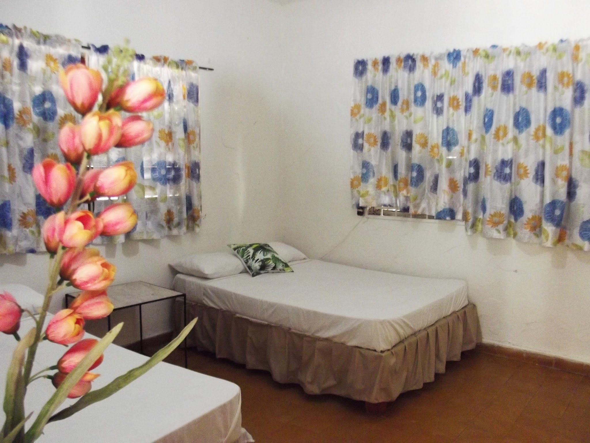 Muebles diferentes, camas extra y ropa de cama 