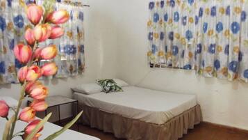 Muebles diferentes, camas extra y ropa de cama
