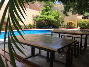 Kolam renang terbuka, kabana percuma, payung kolam