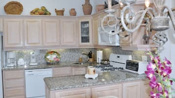 Stovetop, dishwasher, cookware/dishes/utensils