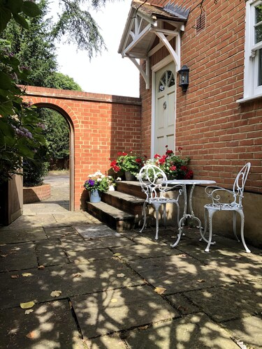 Tranquility in the heart of Wimbledon Village with stunning Common views