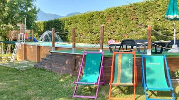 Una piscina al aire libre de temporada