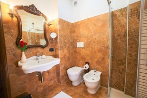 Shower, bidet, towels, soap - Villa with lovely view of the lake (Montefiascone)