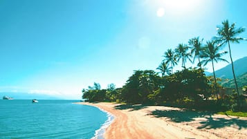 Nära stranden och vit sandstrand