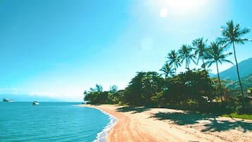 Una spiaggia nelle vicinanze