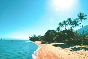 Beach nearby, white sand - VELINN Pousada Ponta do Pequeah (Ilhabela)