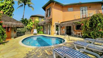 Piscina externa, funciona das 8h às 22h, espreguiçadeiras