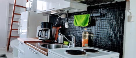 City Studio | Private kitchen | Microwave, oven, toaster, cookware/dishes/utensils