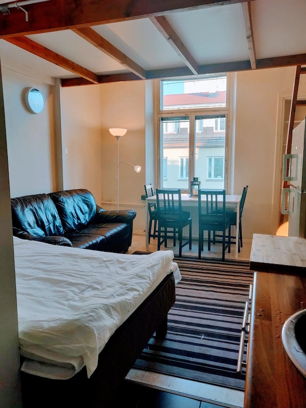 Individually decorated, individually furnished, desk, laptop workspace - Helsinki city centre studio & loft (Helsinki)