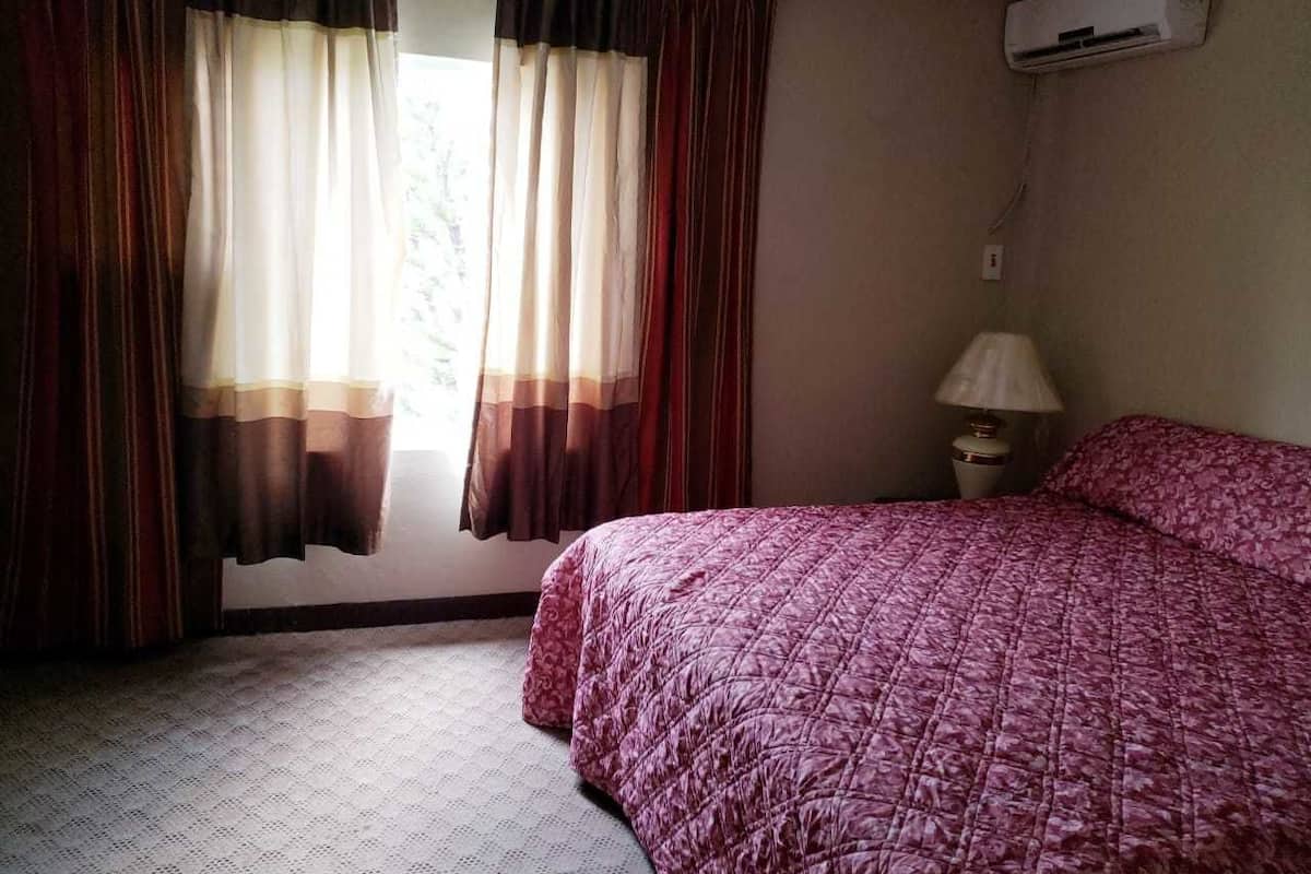 Suite junior | Decoración personalizada, muebles diferentes y escritorio