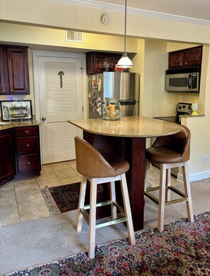 Fridge, microwave, oven, stovetop - Cozy 3 Bedroom/2 Bath -  less than 1 mile walk to UM Football/Baseball Stadium! (Oxford)