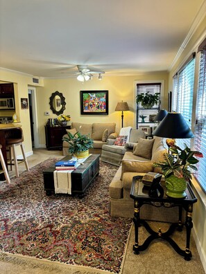 Smart TV - Cozy 3 Bedroom/2 Bath -  less than 1 mile walk to UM Football/Baseball Stadium! (Oxford)