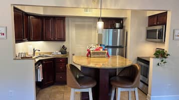 Coffee/tea maker, fridge, microwave, oven