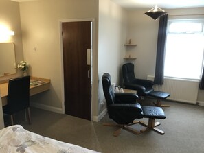 Habitación básica con 2 camas individuales | Escritorio, espacio para trabajar con un portátil, wifi gratis