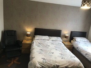 Basic-Zweibettzimmer | Schreibtisch, laptopgeeigneter Arbeitsplatz, kostenloses WLAN