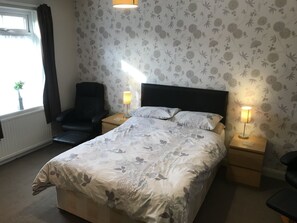 Eenvoudige tweepersoonskamer, 1 tweepersoonsbed, niet-roken | Een bureau, een laptopwerkplek, gratis wifi, beddengoed