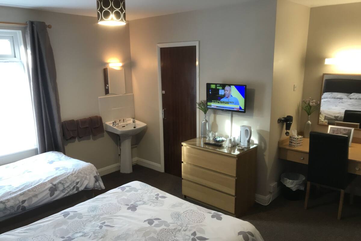 Basic Twin Room | Desk, laptop workspace, WiFi (free), bed sheets