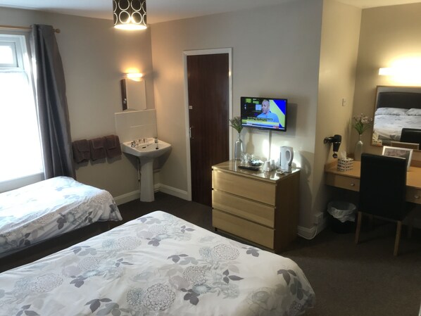 Habitación básica con 2 camas individuales | Escritorio, espacio para trabajar con un portátil, wifi gratis