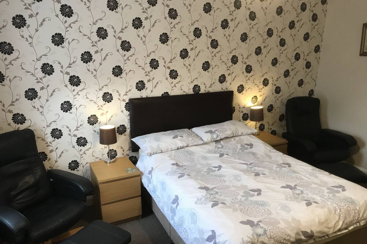 Basic Double Room, 1 Double Bed, Non Smoking | Desk, laptop workspace, WiFi (free), bed sheets