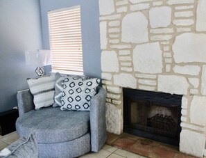 Smart TV, chimenea, estéreo