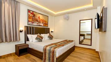 Deluxe kamer | Individueel gedecoreerd, individueel gemeubileerd, een bureau