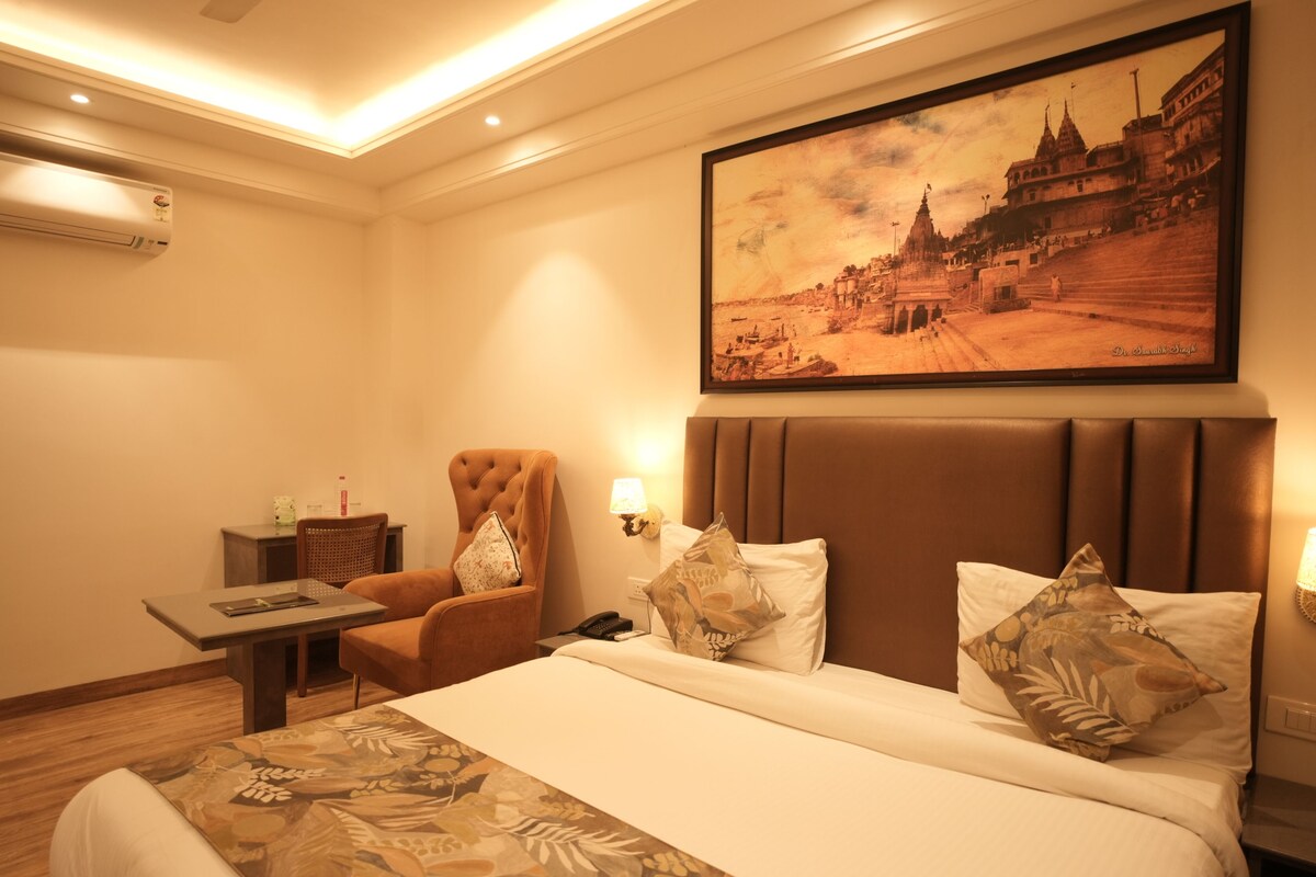 Deluxe Room | Desk, laptop workspace, blackout drapes, soundproofing