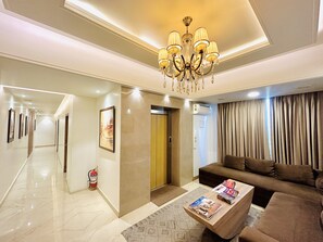 Living area - Sugar Stars Inn (Varanasi)