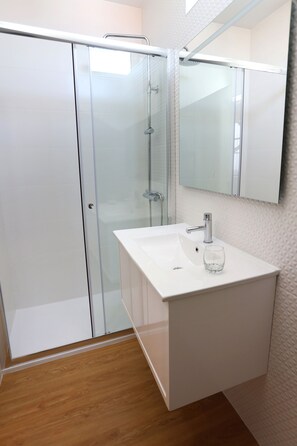 Comfort-Doppel- oder -Zweibettzimmer (6) | Badezimmer | Dusche, kostenlose Toilettenartikel, Haartrockner, Handtücher