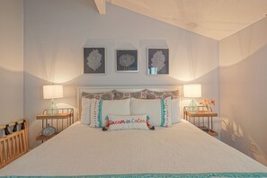 2 bedrooms, desk, iron/ironing board, free WiFi - 2BR Townhome - Walk to Beach + Lake View + Quiet Location (Destin)