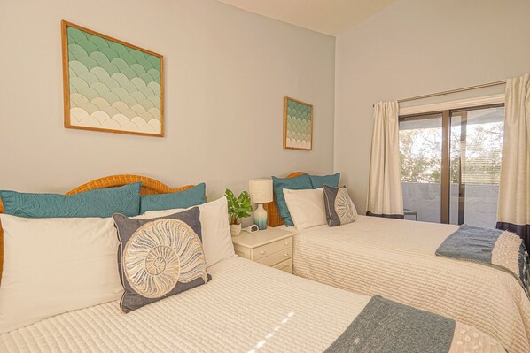 2 bedrooms, desk, iron/ironing board, free WiFi - 2BR Townhome - Walk to Beach + Lake View + Quiet Location (Destin)