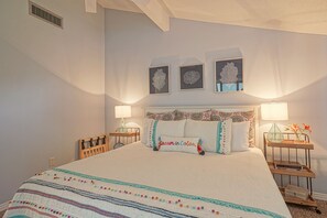 2 bedrooms, desk, iron/ironing board, free WiFi - 2BR Townhome - Walk to Beach + Lake View + Quiet Location (Destin)