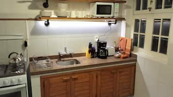 Refrigerador, microondas, horno y cafetera y tetera