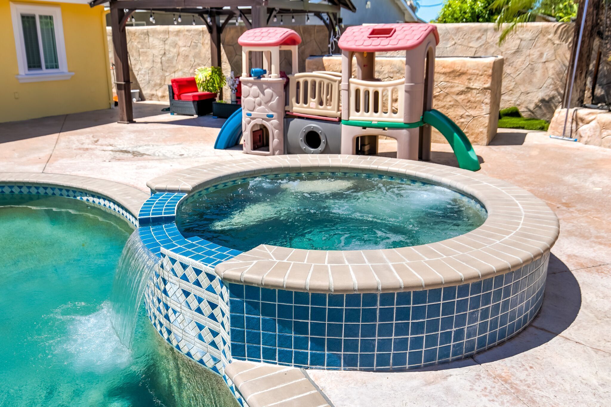 Una piscina al aire libre, una piscina climatizada