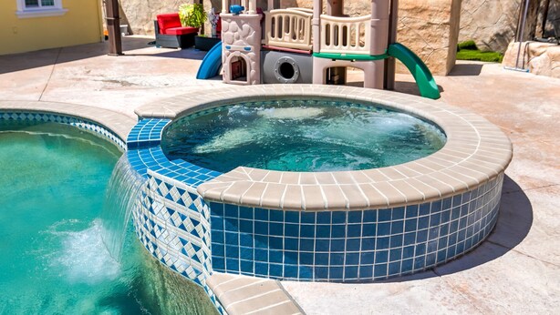 حمّام سباحة خارجي، حمّام سباحة مُدفَّأ