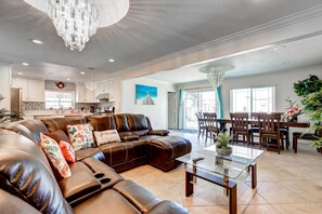 Smart-TV, Kamin, Tischfußball, Tischtennisplatte