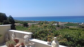 Property grounds - "Detached House With Stunning Sea And Sunset Views Kissonerga Paphos (Paphos)