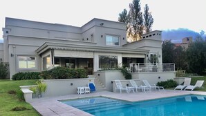 Outdoor pool - Acogedora Casa En Exclusivo Barrio (Salta)