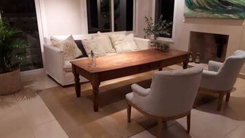 Comfort House | Living room | 42-inch flat-screen TV with cable channels, Smart TV, fireplace