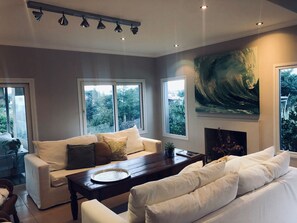 Comfort-Haus | Wohnzimmer | 42-Zoll-Flachbildfernseher mit Kabelempfang, Smart-TV, Kamin