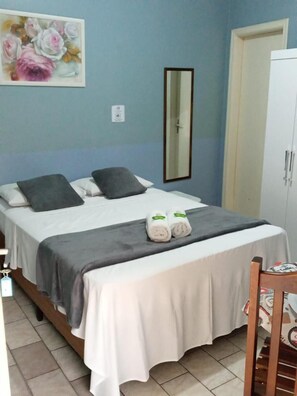 Desk, laptop workspace, soundproofing, free WiFi - A Pousada Pindamonhangaba (Pindamonhangaba)