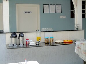 Free daily buffet breakfast - A Pousada Pindamonhangaba (Pindamonhangaba)