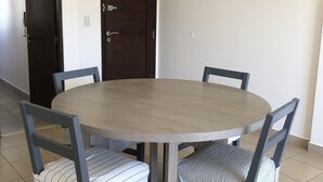 Leilighet | Oppholdsområde | En 26-tommers Flatskjerm-TV med kabel-kanaler samt TV